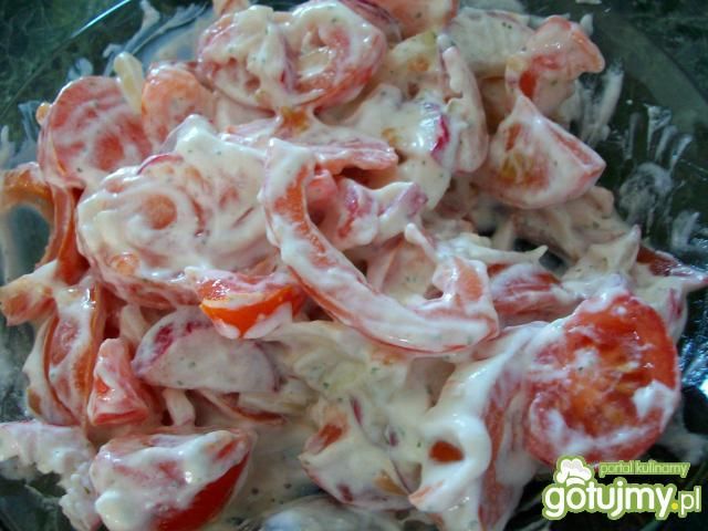 Sałata wiosenna z pomidorem i rzodkiewką