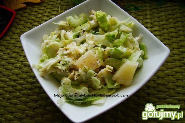 Sałata z ananasem i selerem  Sałata z ananasem i selerem
