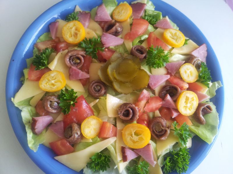 Sałata z anchovies z kaparami, kumkwatem żywiecką.