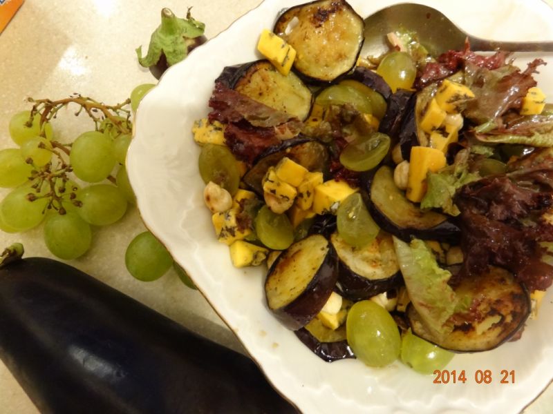 Sałata z bakłażanem i serem pleśniowym