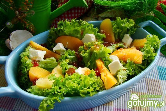 Sałata z brzoskwinią i fetą  Sałata z brzoskwinią i fetą