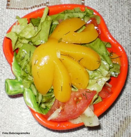 Sałata  z brzoskwiniowym dresingiem Sałata  z brzoskwiniowym dresingiem