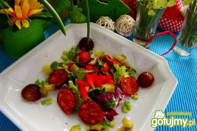 Sałata z chorizo i winogronem  Sałata z chorizo i winogronem