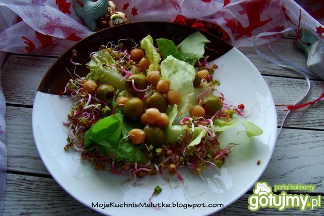Sałata z cieciorka i oliwkami 