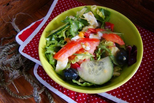 Sałata z czarnymi  oliwkami i jajkiem  Sałata z czarnymi  oliwkami i jajkiem