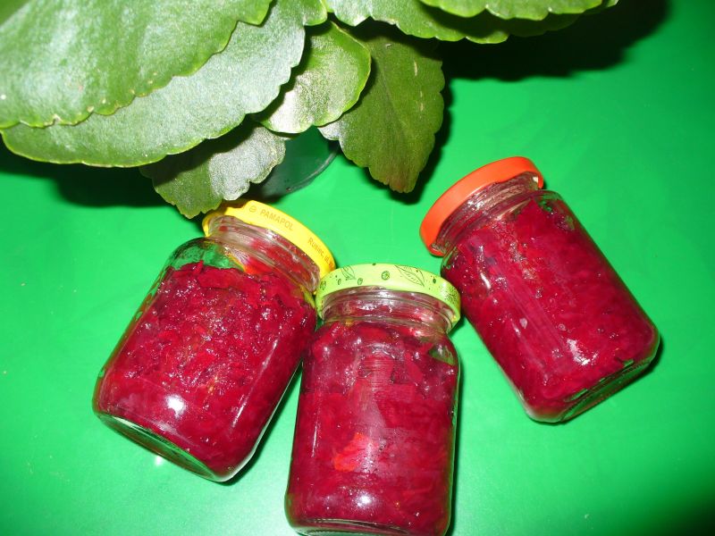 Sałata z czerwonych buraków z papryką do słoików Sałata z czerwonych buraków z papryką do słoików