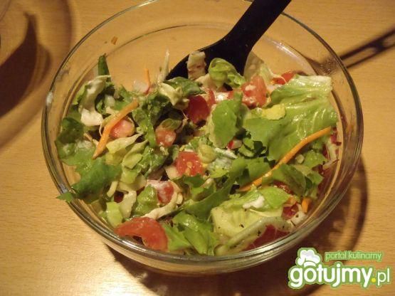 Sałata z dodatkami do obiadu