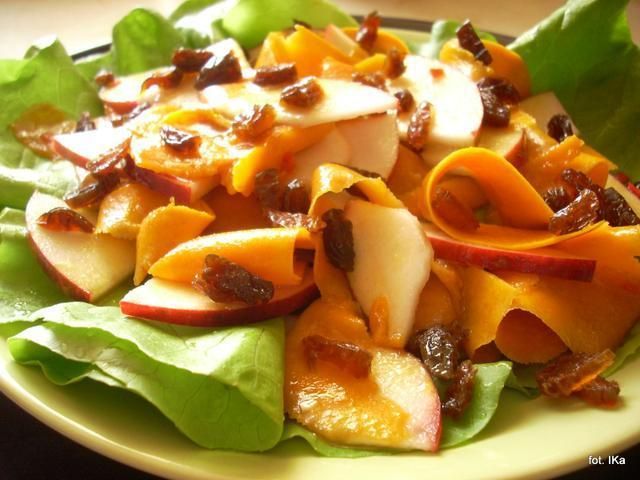 Sałata z dynią, jabłkiem i rodzynkami