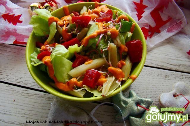 Sałata z fasolką i sosem chilli