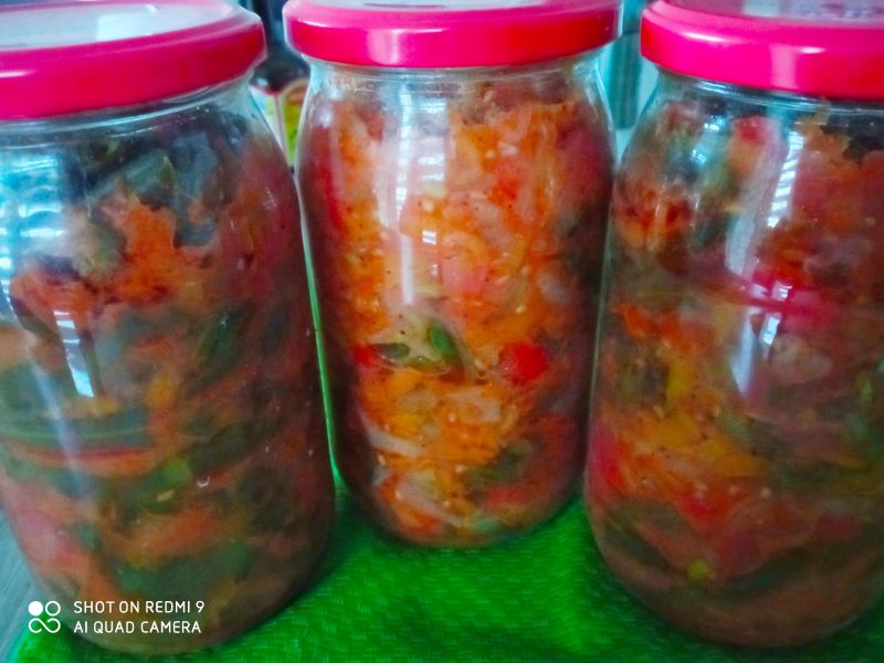 Sałata z fasolką szparagową w pomidorach