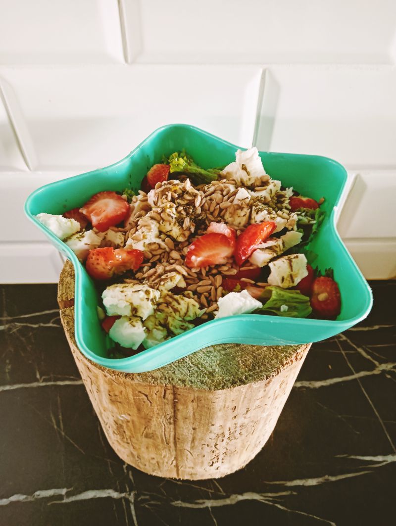 Sałata z fetą i truskawkami.