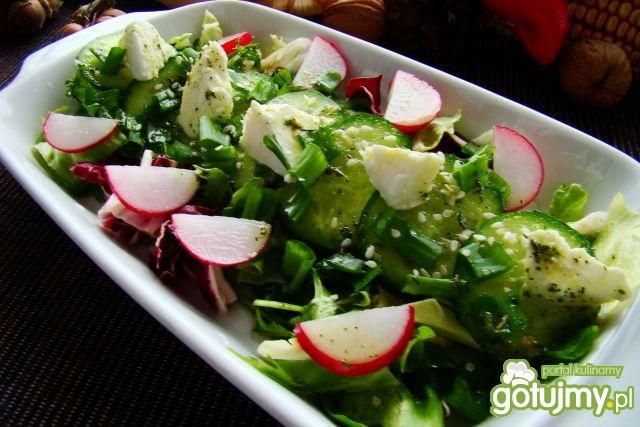 Sałata z feta i ziarnami sezamu  Sałata z feta i ziarnami sezamu
