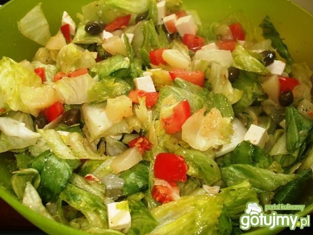 Sałata z fetą, kaparami, gruszką i pomid