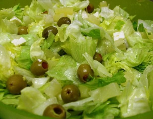 Salata z feta oliwkami i ananasem Salata z feta oliwkami i ananasem