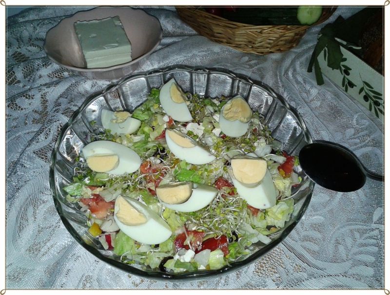 Sałata z fetą, żurawina i jajkiem 