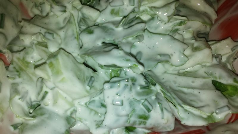 Sałata z górkiem w śmietanie Sałata z górkiem w śmietanie