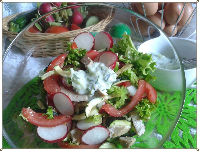Sałata z gotowanym indykiem i sosem tzatziki Sałata z gotowanym indykiem i sosem tzatziki
