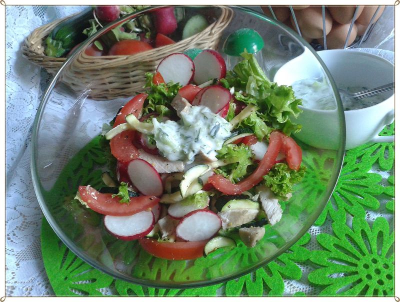 Sałata z gotowanym indykiem i sosem tzatziki Sałata z gotowanym indykiem i sosem tzatziki