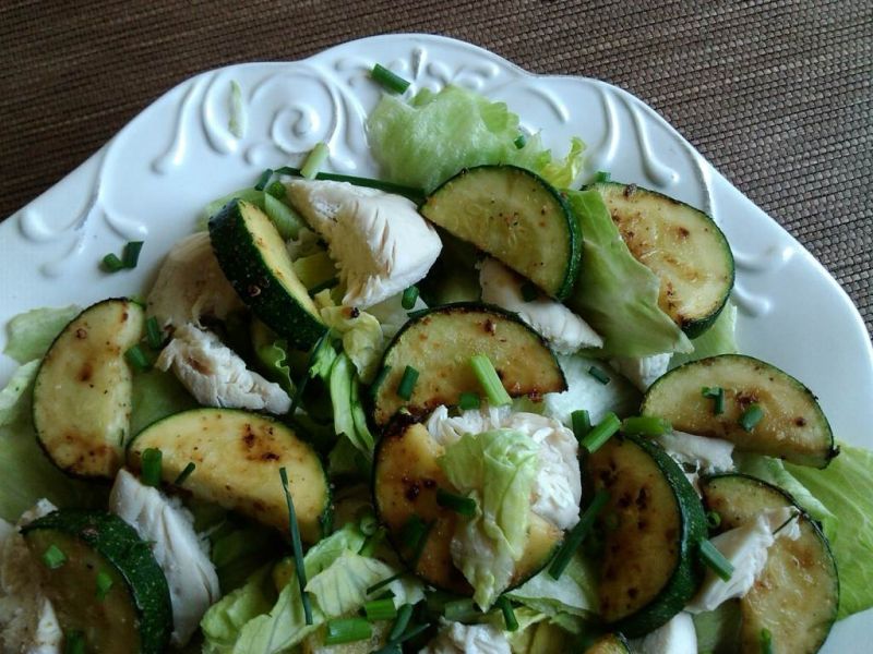 Sałata z gotowanymi polędwiczkami i cukinią 