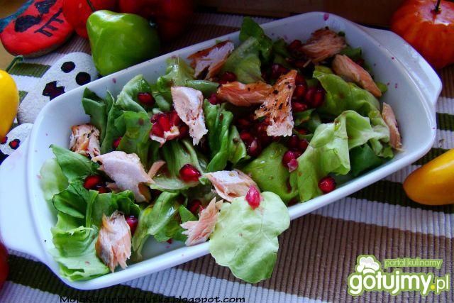 Sałata z granatem i wędzonym łososiem Sałata z granatem i wędzonym łososiem