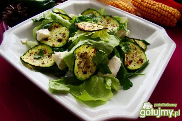Sałata z grillowaną cukinią i fetą