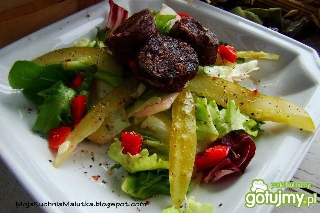 Sałata z grillowaną kaszanką 