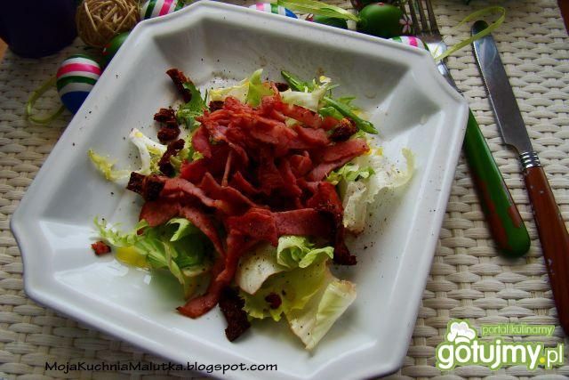 Sałata z grillowanym bekonem i suszonymi