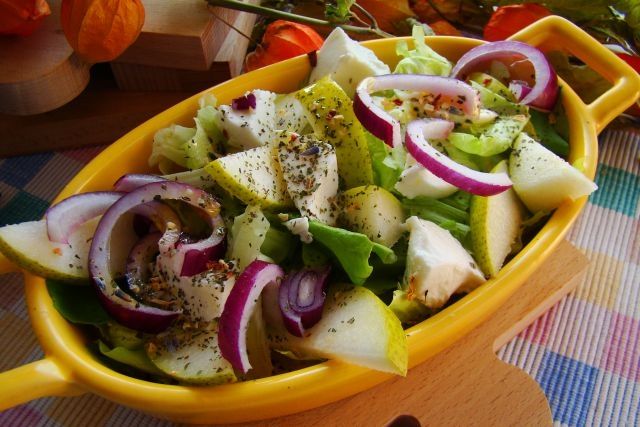 Sałata z gruszką i olejem lnianym 