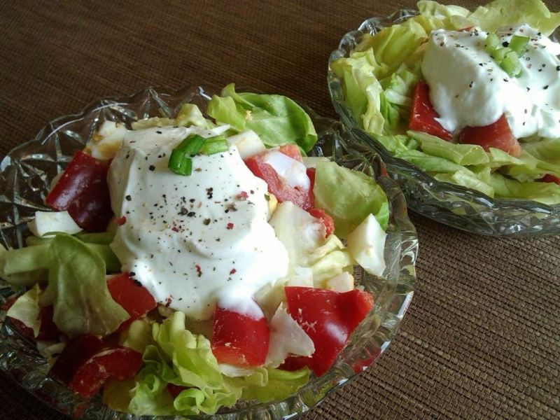 Sałata z jajkiem i czerwonymi warzywami 