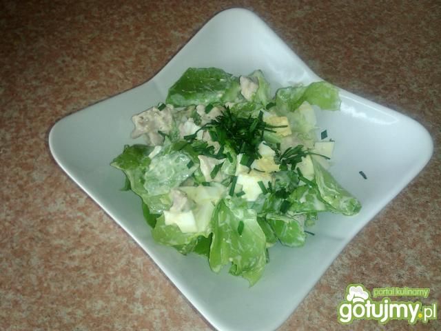 Sałata z jajkiem i gotowanym kurczakiem