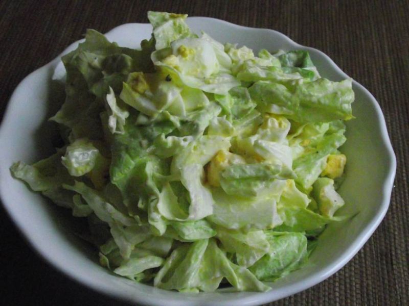 Sałata z jajkiem i majonezem do obiadu 