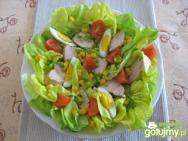 Sałata z jajkiem i pieczonym schabem Sałata z jajkiem i pieczonym schabem