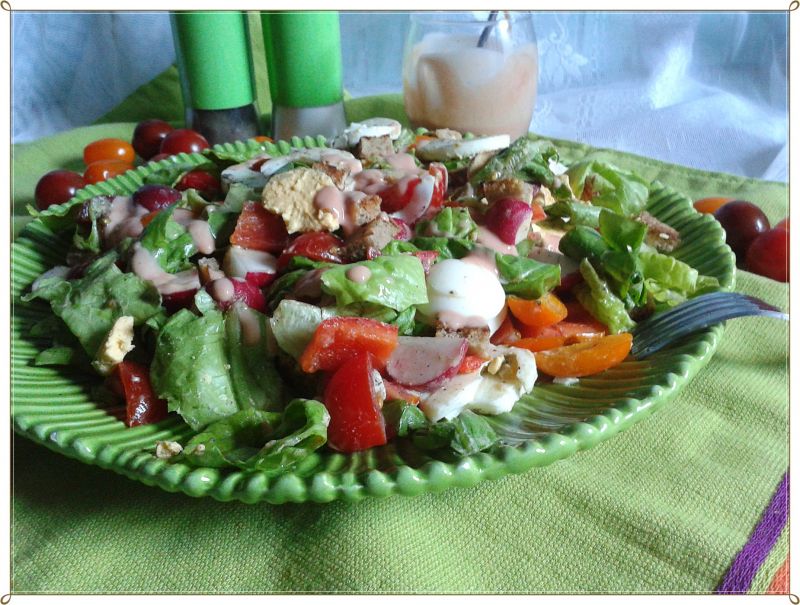 Sałata z jajkiem i żytnimi grzankami