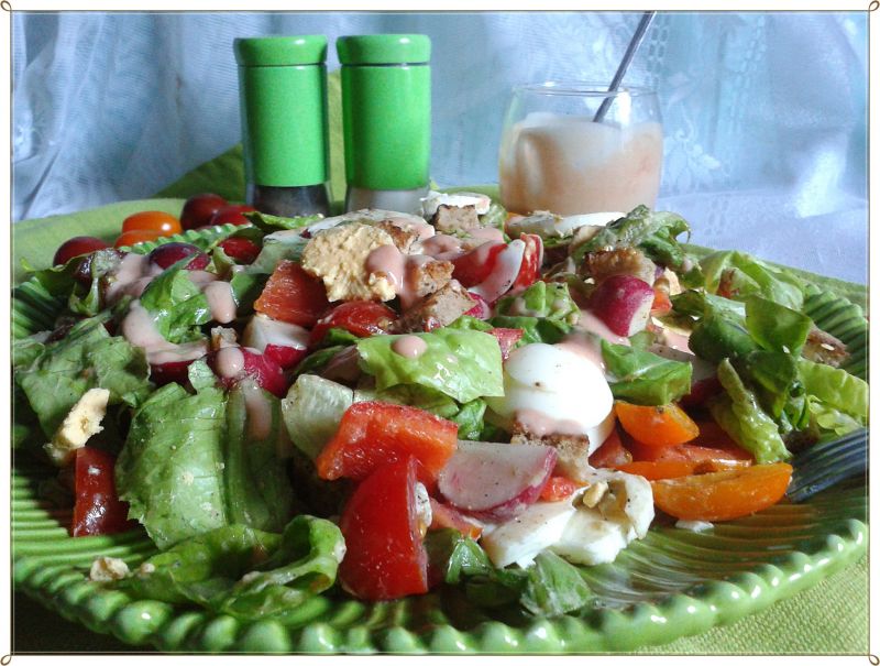 Sałata z jajkiem i żytnimi grzankami