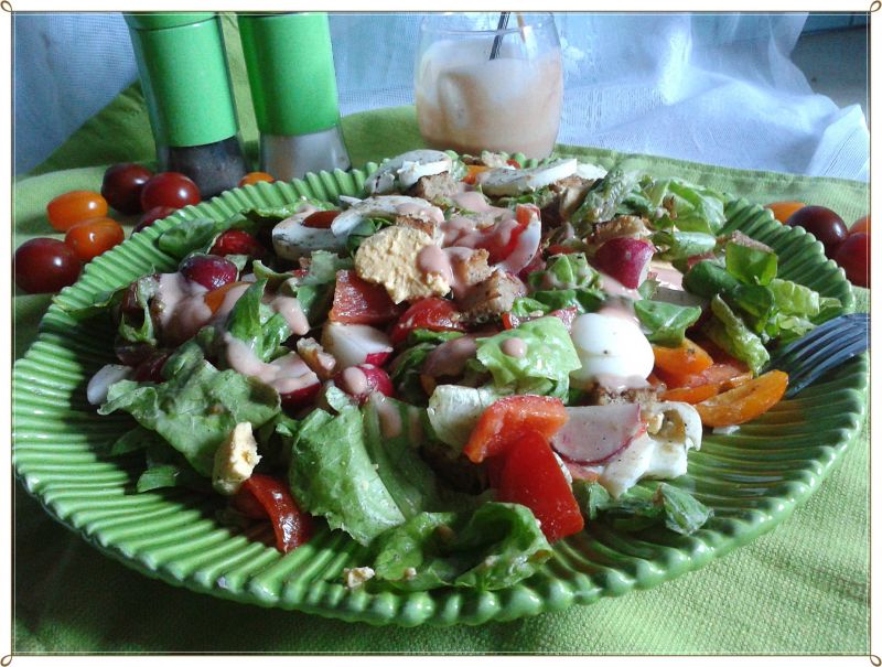 Sałata z jajkiem i żytnimi grzankami