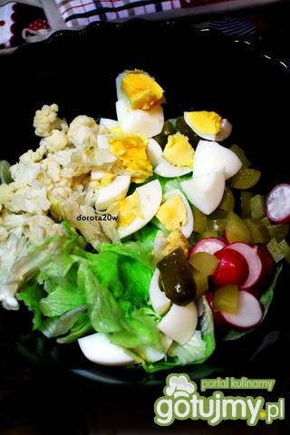 Sałata z jajkiem,kalafiorem i innymi Sałata z jajkiem,kalafiorem i innymi