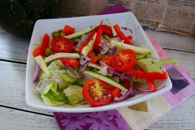 Sałata z kaparami groszkiem i cukinią 