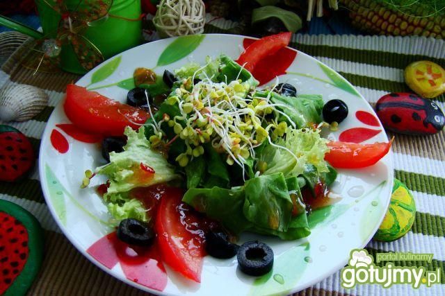 Sałata  z kiełkami i czarnymi oliwkami  Sałata  z kiełkami i czarnymi oliwkami