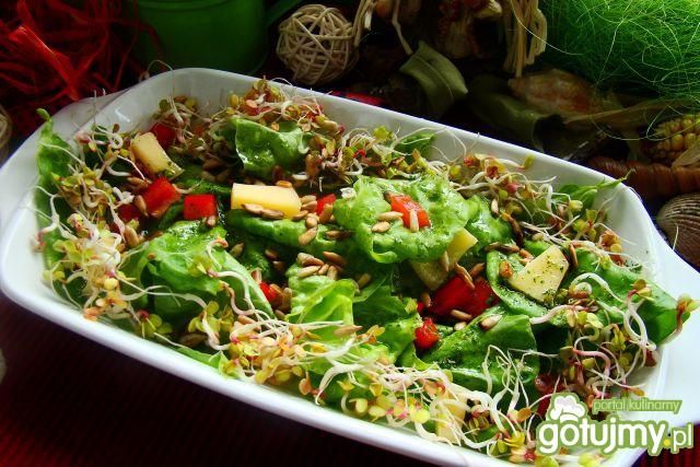 Sałata z kiełkami i słonecznikiem Sałata z kiełkami i słonecznikiem