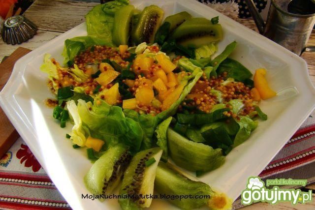 Sałata z kiwi i papryki żółtej  Sałata z kiwi i papryki żółtej