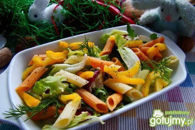Sałata z kolorowym makaronem  Sałata z kolorowym makaronem