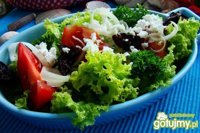 Sałata z kozim serem i suszoną śliwką 