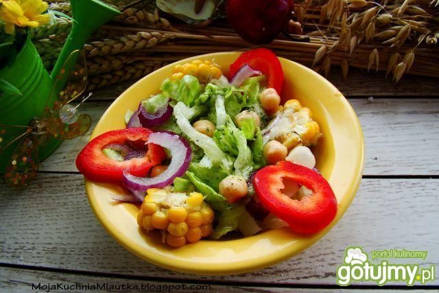 Sałata  z kukurydzą i ciecierzycą