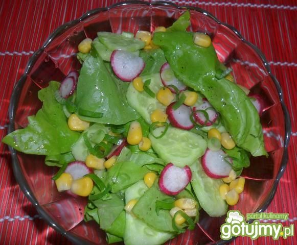 Sałata z kukurydzą i rzodkiewką