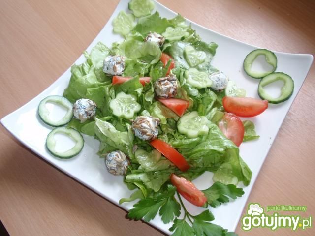 Sałata z kuleczkami serowymi . Sałata z kuleczkami serowymi .