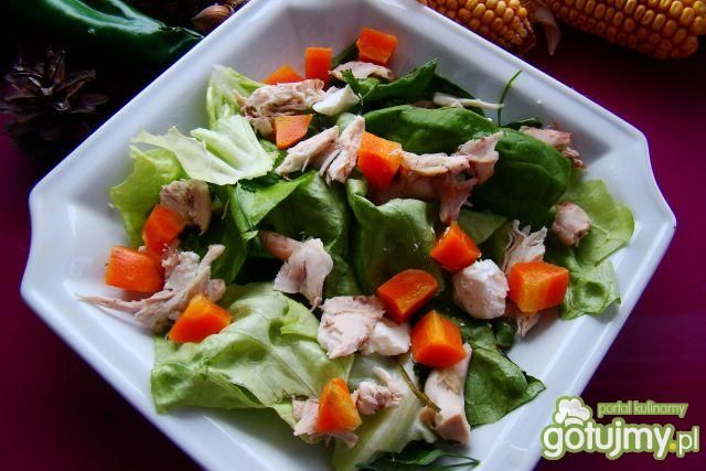 Sałata z kurczaczkiem i marchewką  Sałata z kurczaczkiem i marchewką