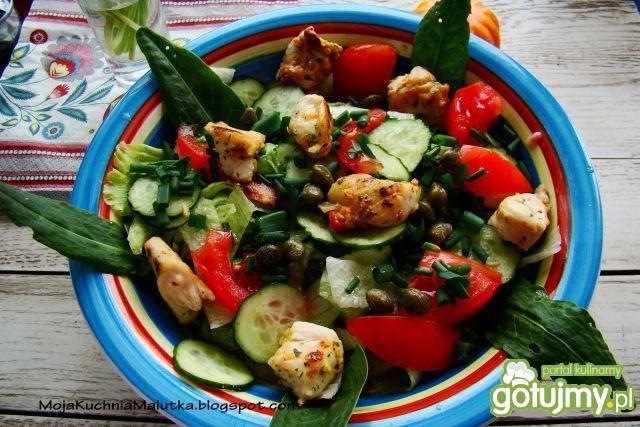 Sałata z kurczakiem i kaparami  Sałata z kurczakiem i kaparami
