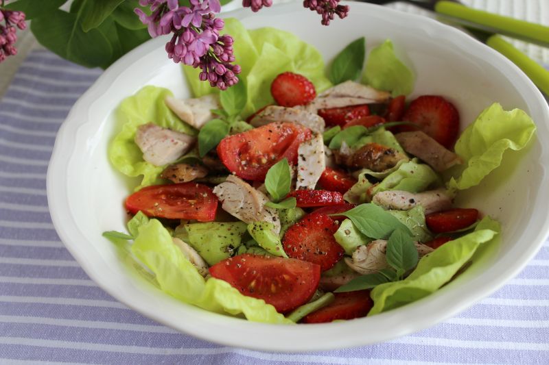 Sałata z kurczakiem i truskawkami