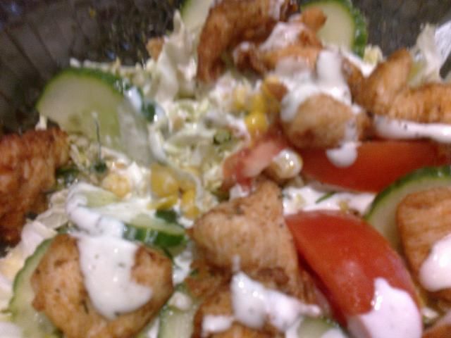 Sałata z kurczakiem karmelizowaną cebulk Sałata z kurczakiem karmelizowaną cebulk