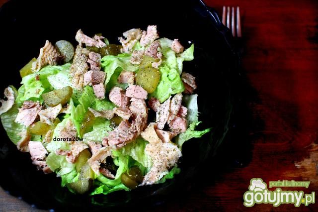 Sałata z kurczakiem w sosie ziołowym Sałata z kurczakiem w sosie ziołowym